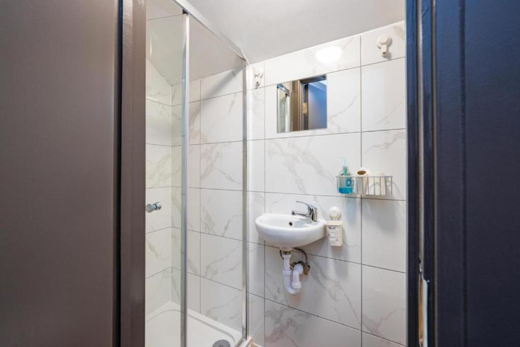 Heathrow Guest House - Oakway Feltham Εξωτερικό φωτογραφία